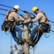 alt="Técnicos de la cooperativa realizando mantenimiento para el corte de luz en Concordia el 29 de abril"