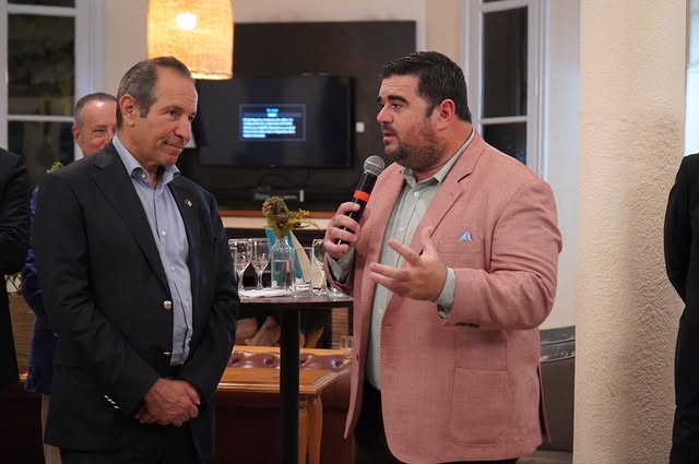 alt="Embajador de la Unión Europea  junto al intendente de Paysandú, durante la visita de diplomáticos europeos a la ciudad uruguaya donde se establecerá la planta de hidrógeno verde"