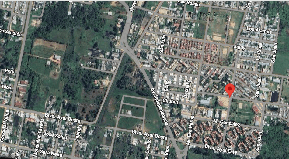 alt="Mapa satelital del barrio La Bianca marcando el sitio de la Escuela Artigas de Concordia donde se realizará la reparación de cubiertas, sanitarios y gimnasio"