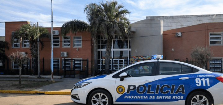 alt="Protocolo de actuación ante amenazas en escuelas de Entre Ríos: presencia policial en el ingreso de una institución educativa provincial durante el operativo del CGE"