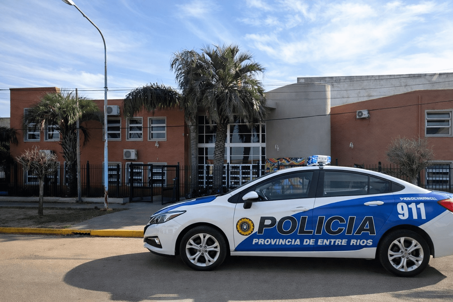 alt="Protocolo de actuación ante amenazas en escuelas de Entre Ríos: presencia policial en el ingreso de una institución educativa provincial durante el operativo del CGE"