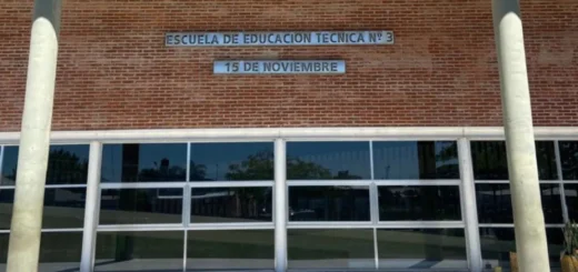 alt="Fachada de la Escuela Técnica 3 de Gualeguaychú en el marco de investigaciones por amenazas de tiroteo en escuelas"