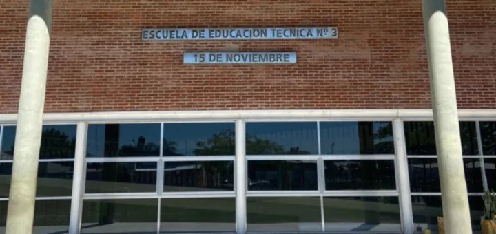 alt="Fachada de la Escuela Técnica 3 de Gualeguaychú en el marco de investigaciones por amenazas de tiroteo en escuelas"