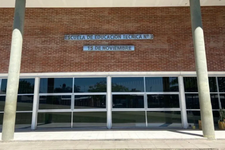 alt="Fachada de la Escuela Técnica 3 de Gualeguaychú en el marco de investigaciones por amenazas de tiroteo en escuelas"