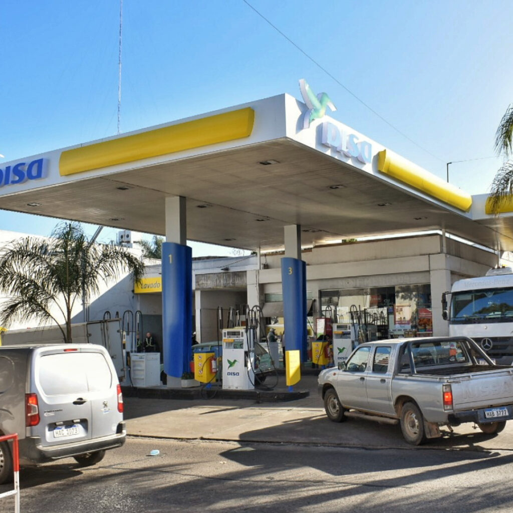 alt="Estación de servicio en Salto, Uruguay, donde el combustible es más económico según la comparación de precios Concordia–Salto de marzo de 2026 del Indicador de Precios Fronterizos"