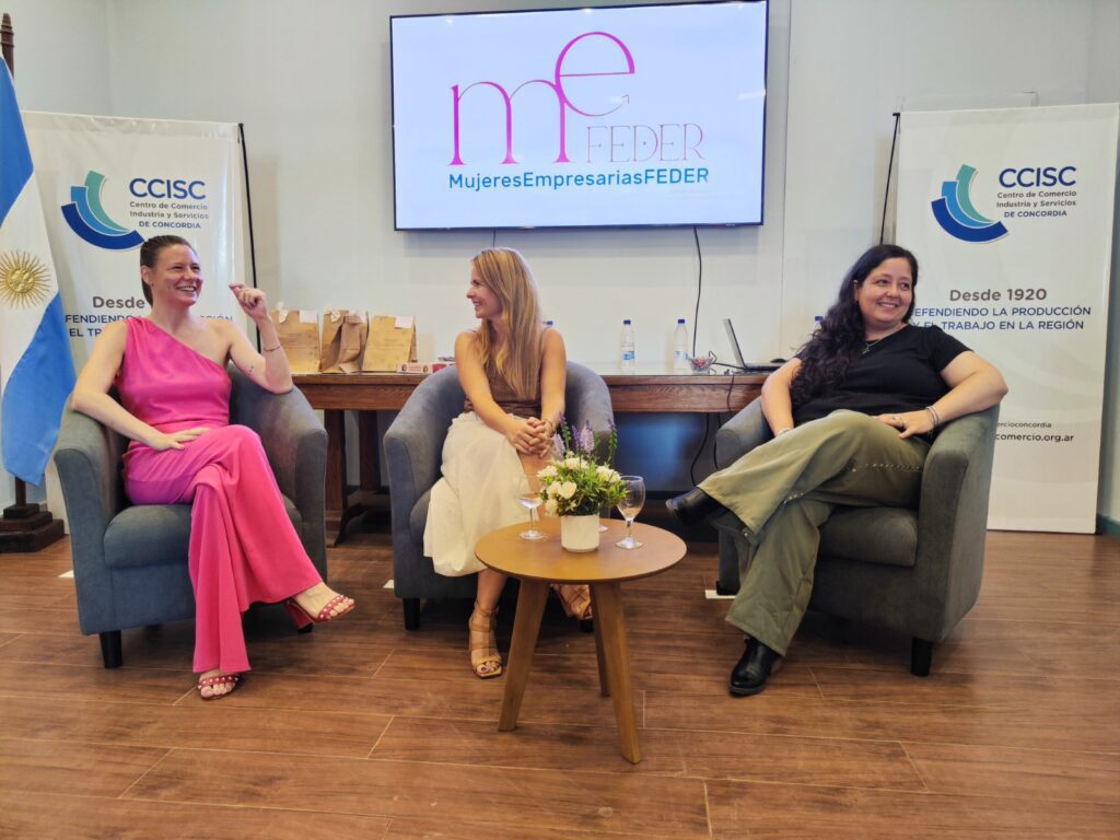 alt="Panel de discusión con mujeres empresarias de Entre Ríos compartiendo experiencias de liderazgo y negocios"