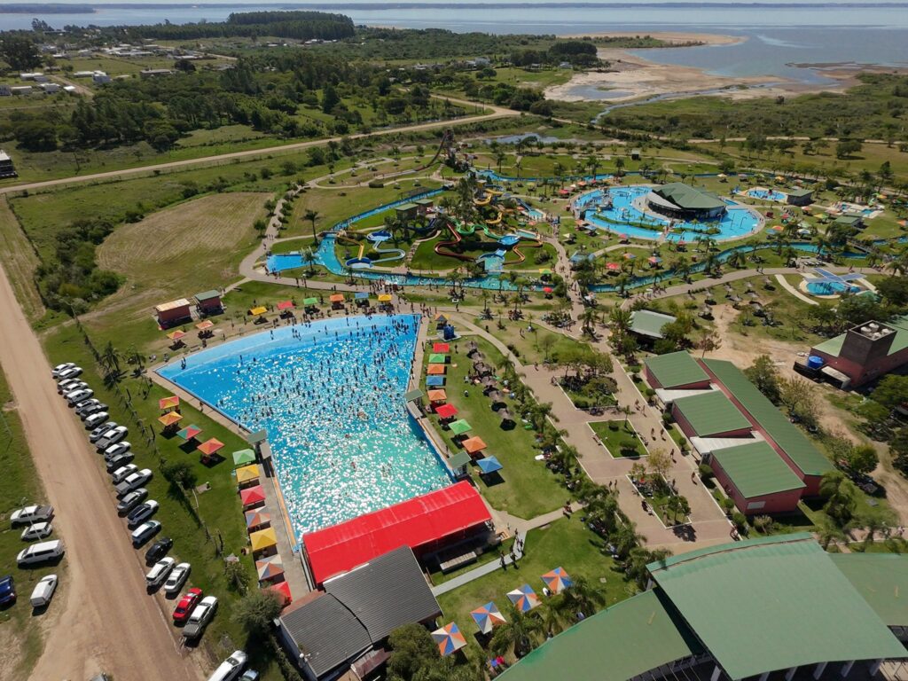 alt="vista aérea del complejo termal de Federación durante, uno de los destinos elegidos por el turismo que visitó la costa del río Uruguay en la Semana Santa 2026"