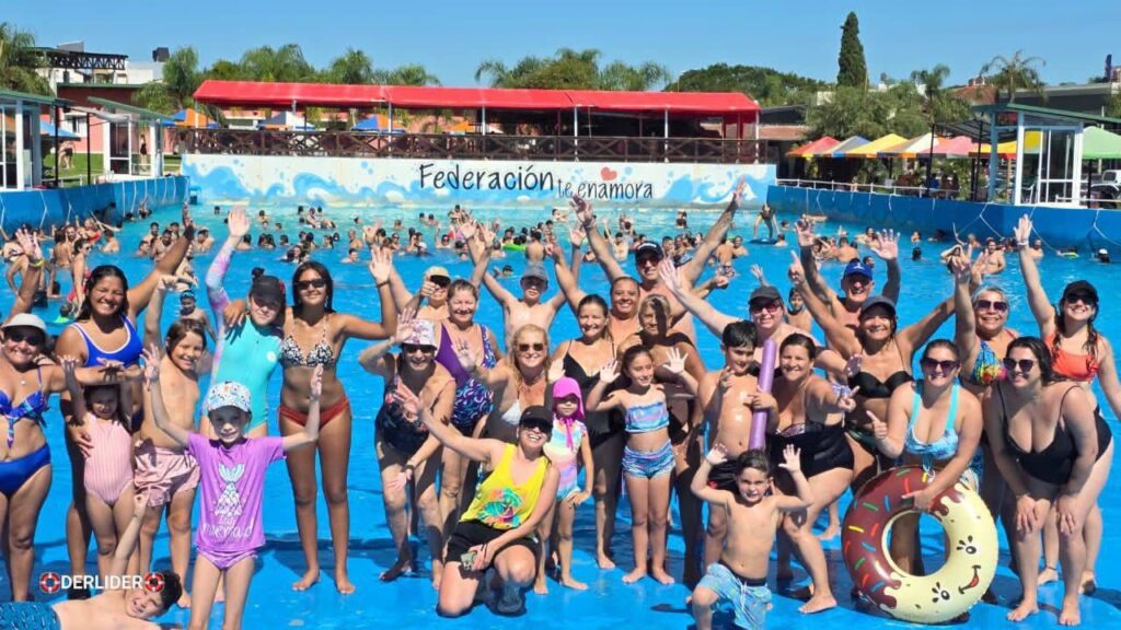 alt="Turistas en complejo termal durante el turismo en la Costa del Río Uruguay en Semana Santa 2026"