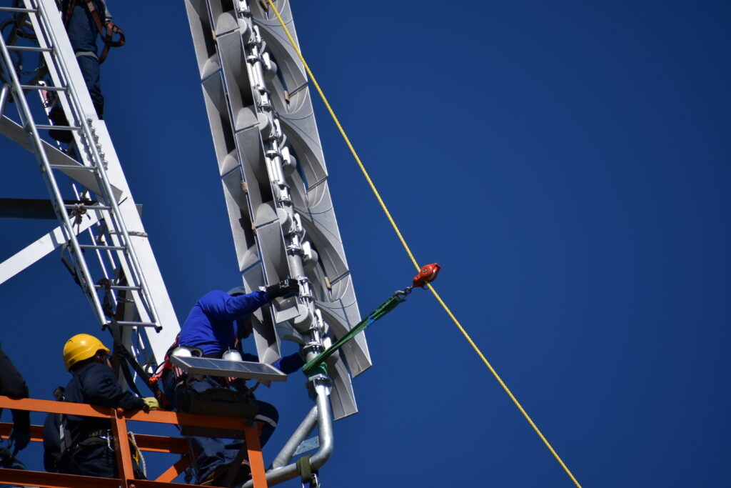 alt="Instalación de las bocinas de alerta temprana instaladas en altura para la prueba de sirenas de Salto Grande"