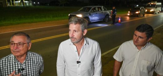 alt="Rogelio Frigerio y funcionarios caminando sobre la Ruta 44, destacando las obras en Federación"