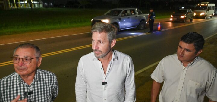 alt="Rogelio Frigerio y funcionarios caminando sobre la Ruta 44, destacando las obras en Federación"