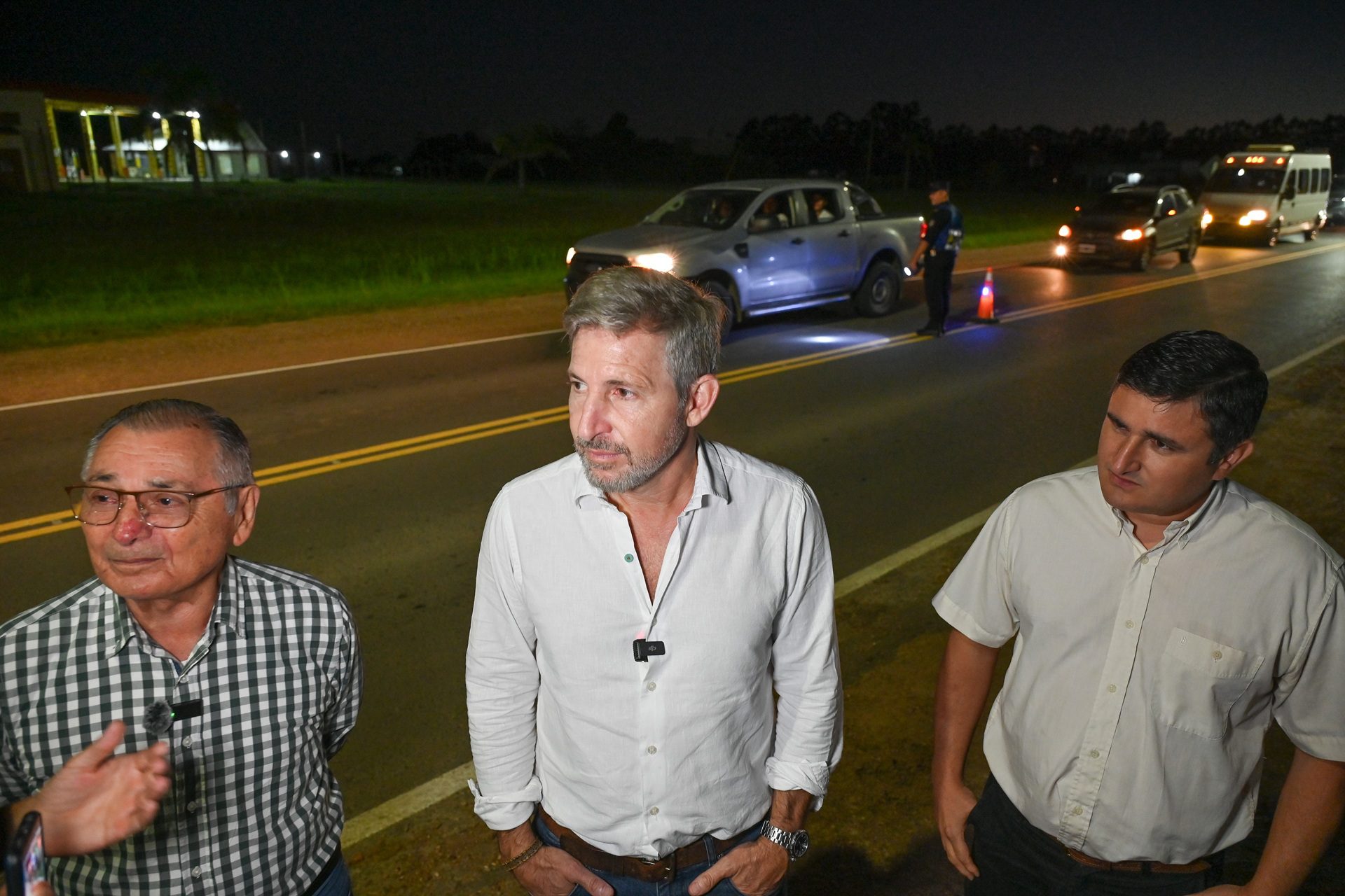 alt="Rogelio Frigerio y funcionarios caminando sobre la Ruta 44, destacando las obras en Federación"