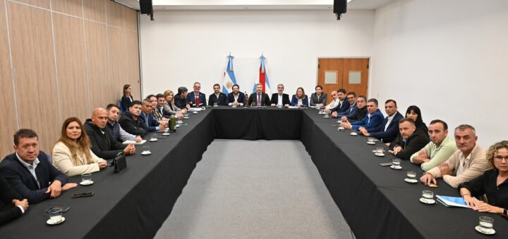 alt="Reunión de intendentes justicialistas con Frigerio por la caída de recursos en los municipios de Entre Ríos"