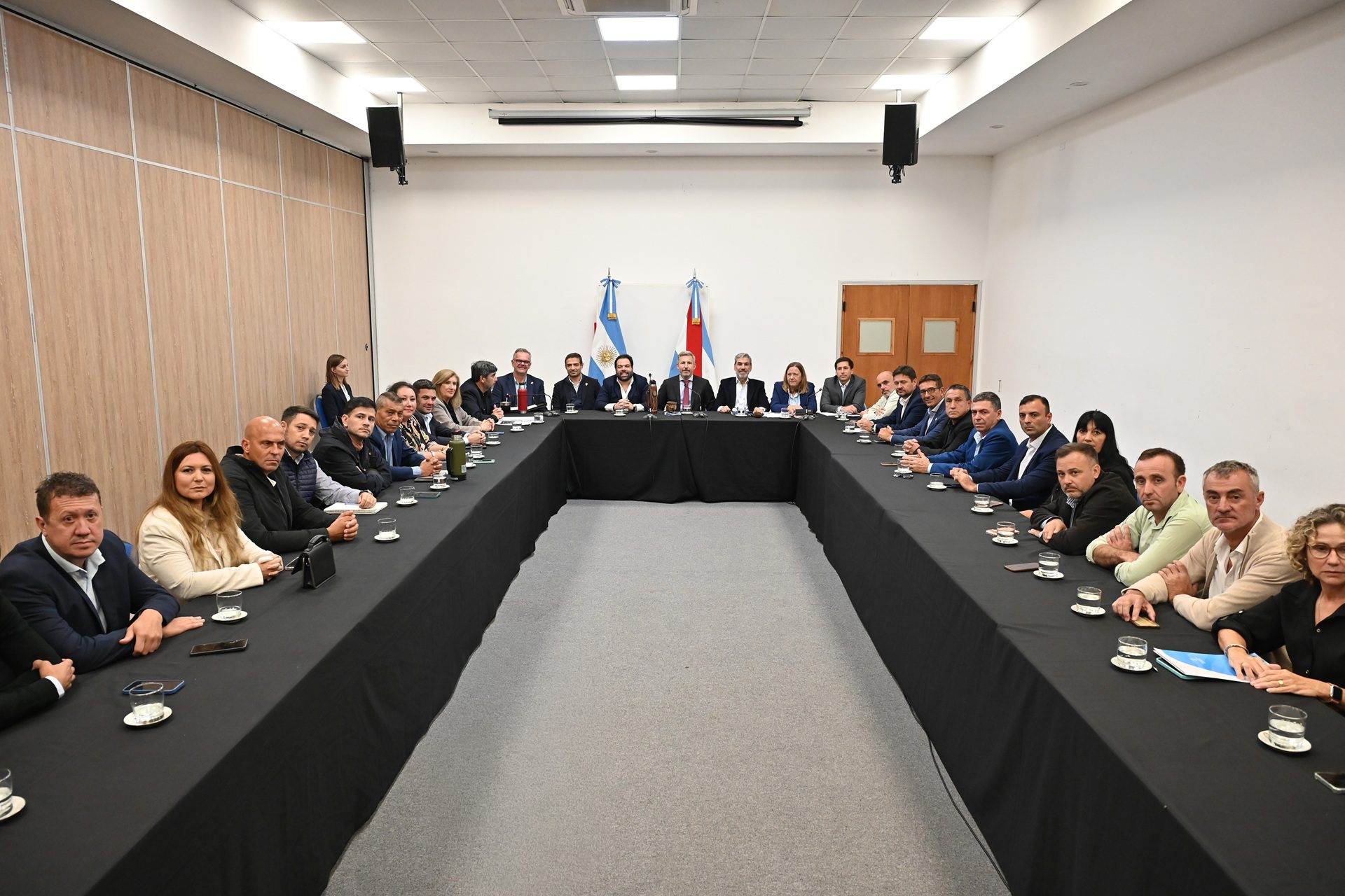 alt="Reunión de intendentes justicialistas con Frigerio por la caída de recursos en los municipios de Entre Ríos"