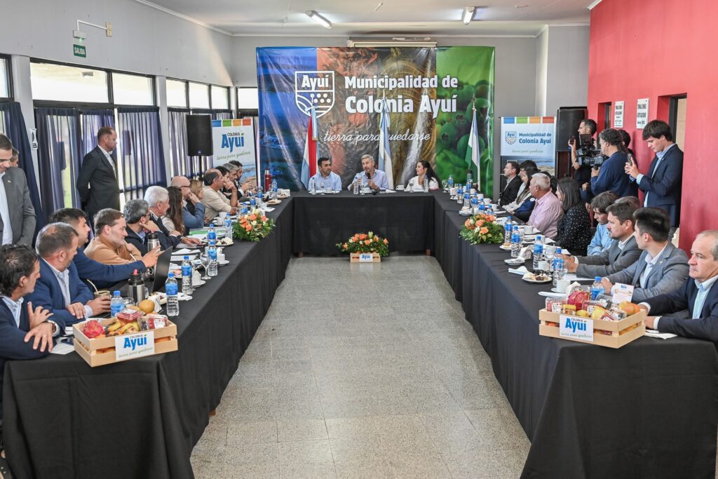 alt="Vista general de la reunión de gabinete conjunto en Colonia Ayuí en el contexto de la caída de recursos en Entre Ríos, 10 de abril de 2026"