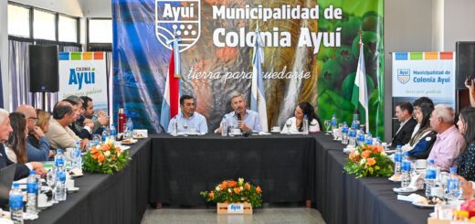 alt="El Gobernador Frigerio habla en la reunión de gabinete conjunto en Colonia Ayuí en el marco de la caída de recursos en Entre Ríos"