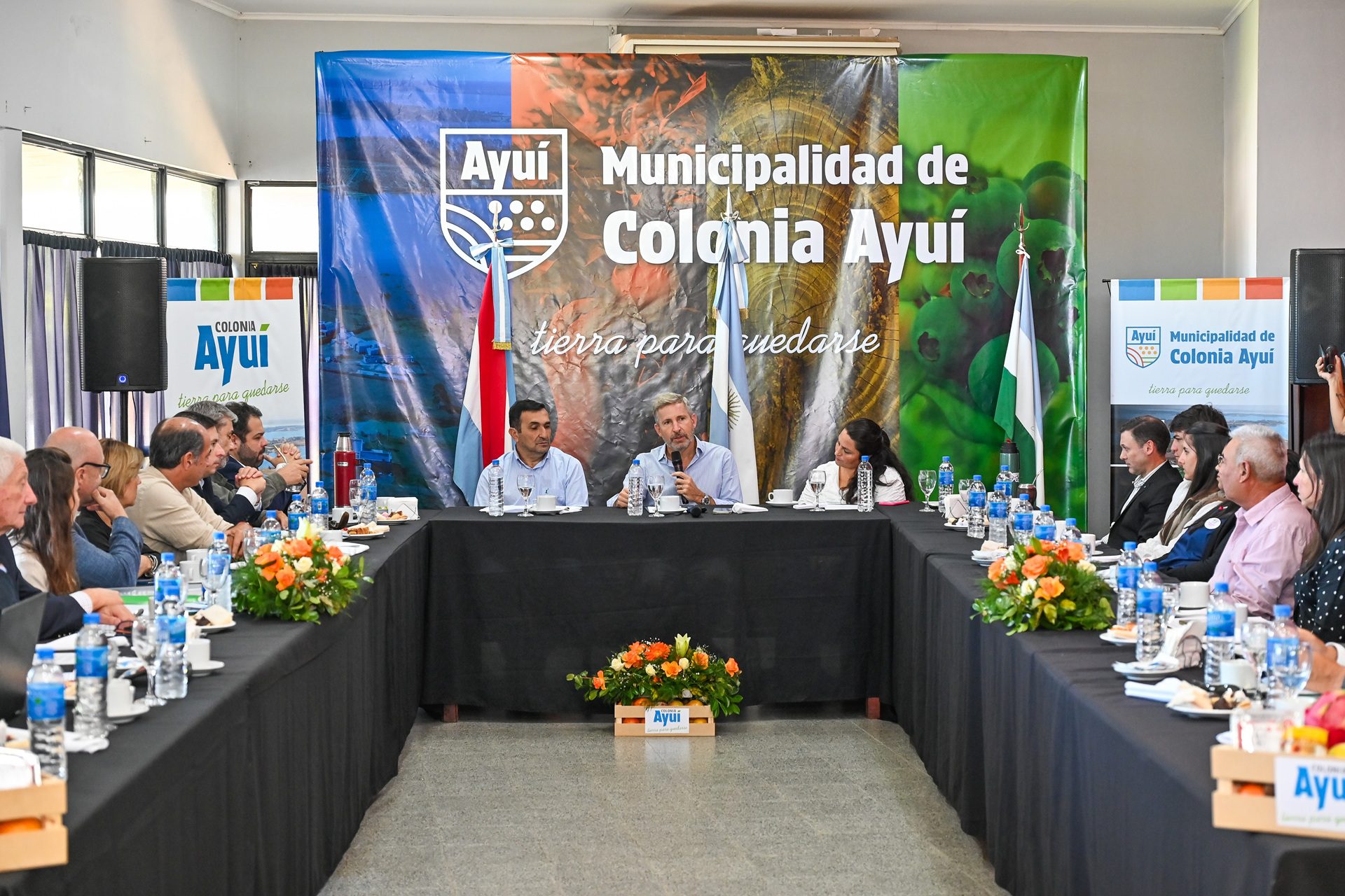 alt="El Gobernador Frigerio habla en la reunión de gabinete conjunto en Colonia Ayuí en el marco de la caída de recursos en Entre Ríos"