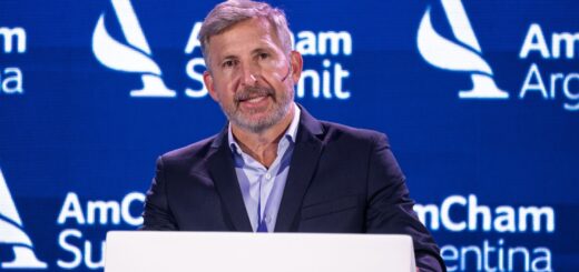 alt="Gobernador Frigerio habla en el podio del AmCham Summit 2026 proponiendo un nuevo acuerdo fiscal federal"