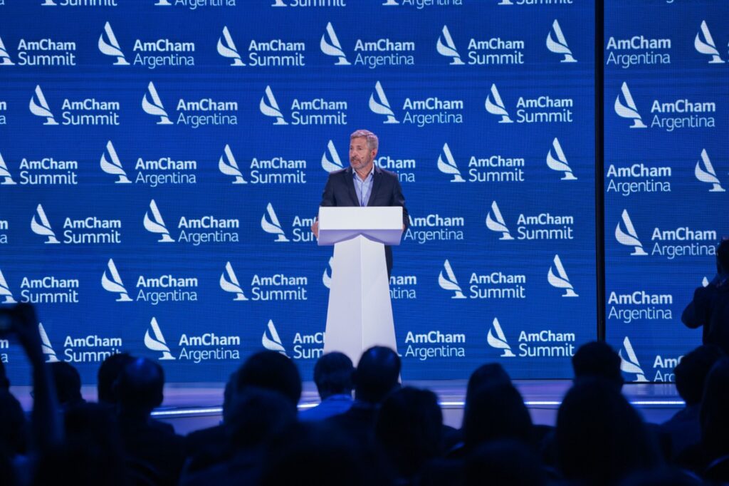alt="Frigerio en el AmCham Summit 2026 presentando propuesta de un nuevo acuerdo fiscal federal ante empresarios argentinos"