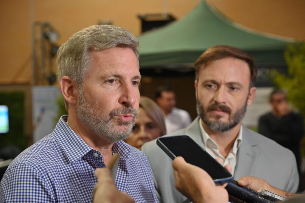 alt="El gobernador Rogelio Frigerio habla sobre relocalización planta hidrógeno verde Paysandú ante la prensa en Concordia"