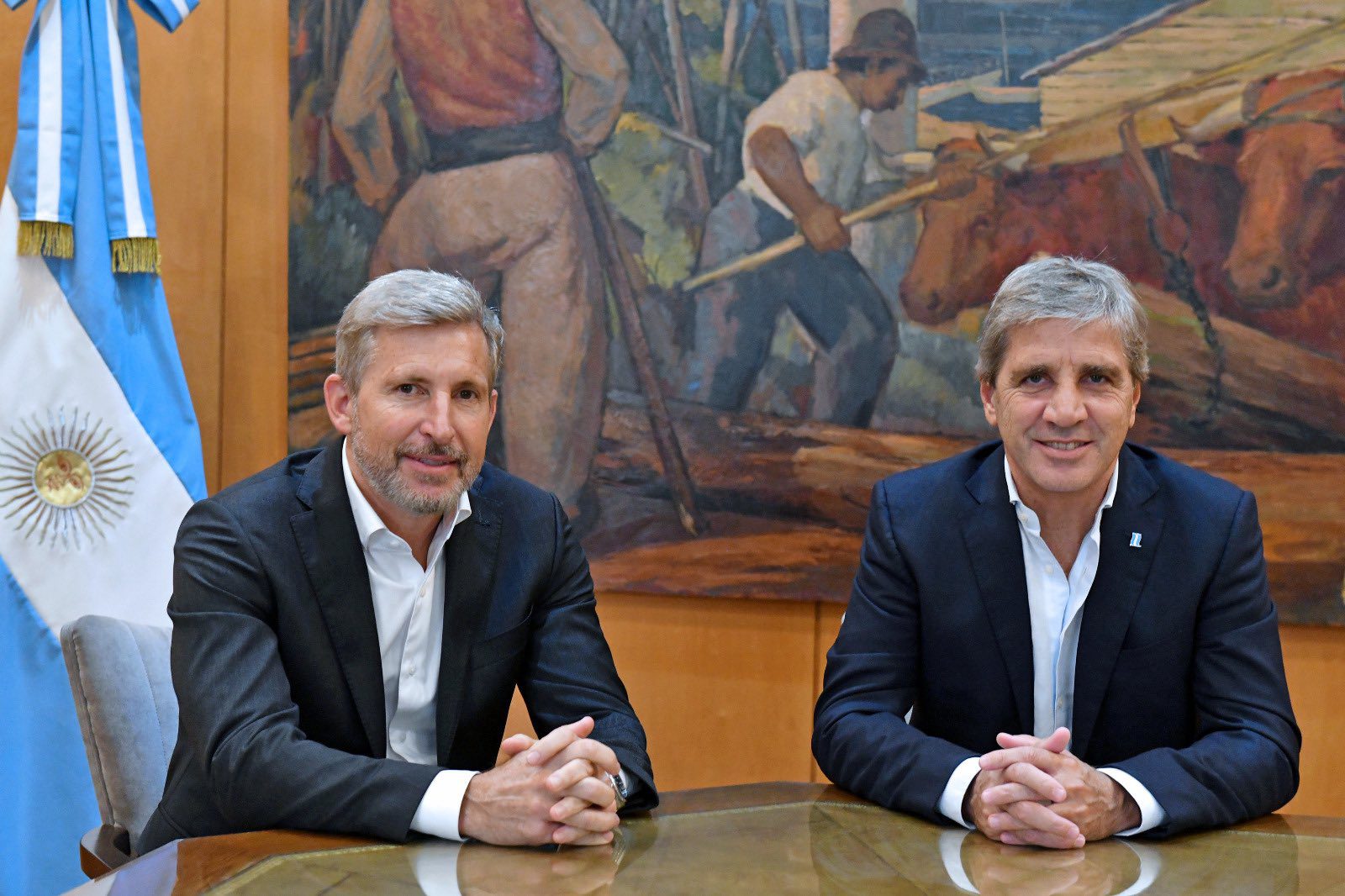 alt="Foto del encuentro oficial para el acuerdo entre Frigerio y Caputo en el Ministerio de Economía"