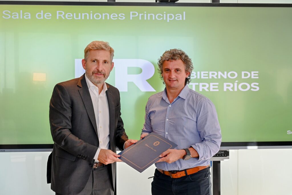alt="El gobernador Rogelio Frigerio entrega un documento al intendente Ricardo Bravo para financiar obras en Federación"