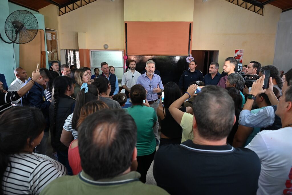 alt="el gobernador Frigerio reunido con la prensa en un búnker de la droga que fue recuperado en Concordia"