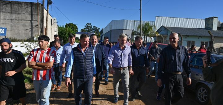 alt="Rogelio Frigerio camina con vecinos y funcionarios en zonas de operativos contra el narcotráfico en Concordia"