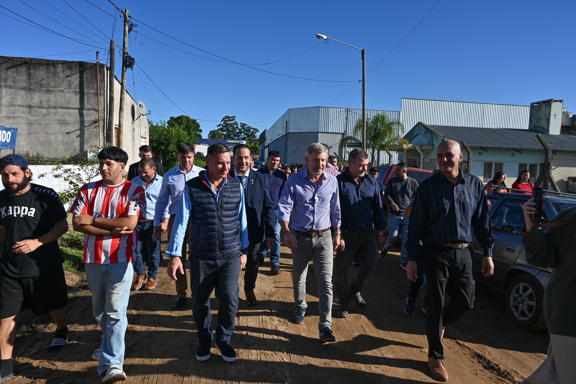 alt="Rogelio Frigerio camina con vecinos y funcionarios en zonas de operativos contra el narcotráfico en Concordia"