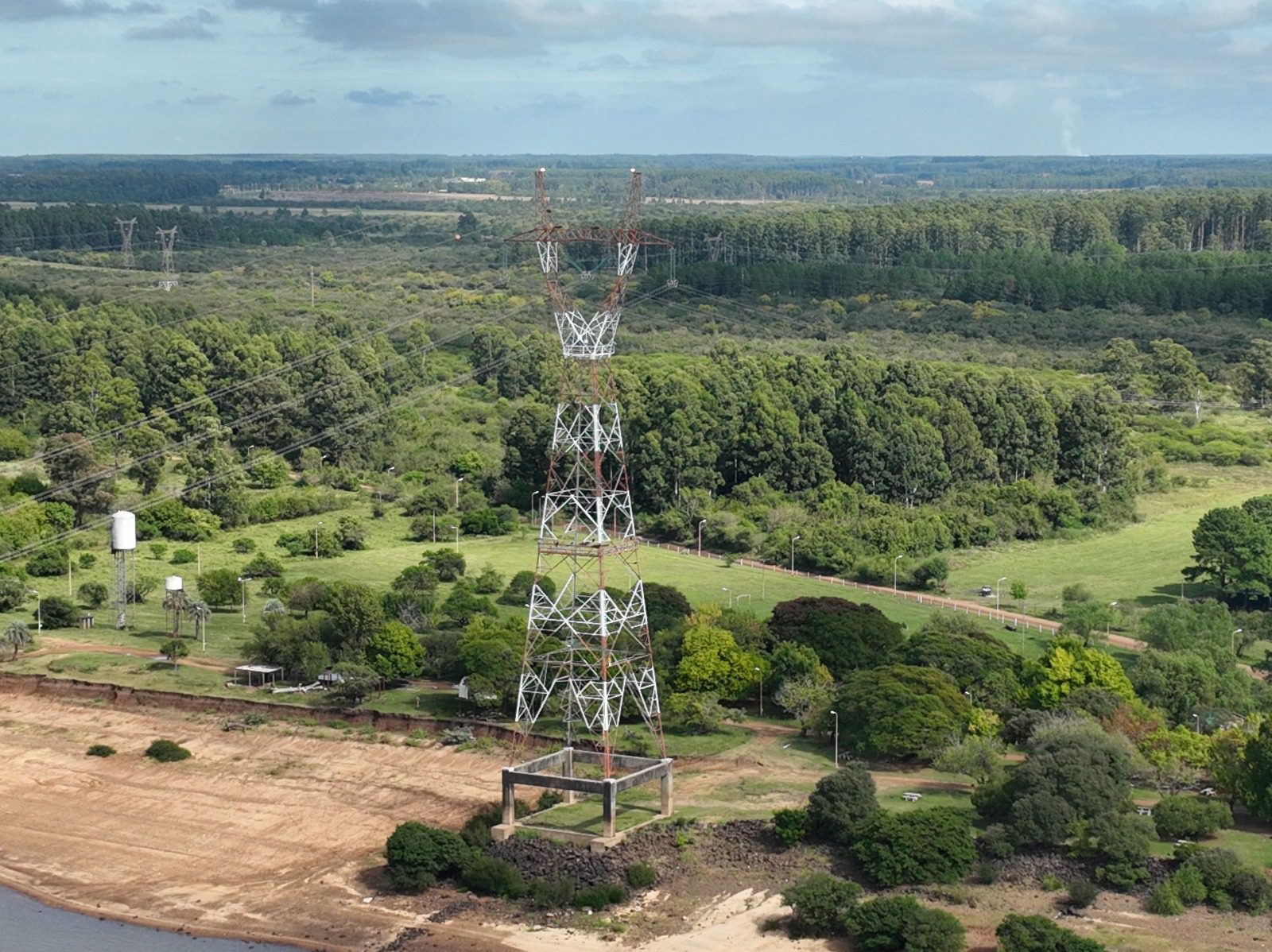 alt="torre de alta en la Tortuga Alegre donde se realiza la instalación de sirenas de alerta por emergencia en Salto Grande"