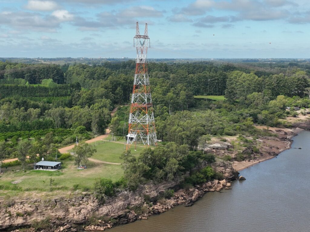 alt="la Instalación de sirenas de alerta por emergencia en Salto Grande también se realiza en la torre de alta tensión ubicada en territorio uruguayo"