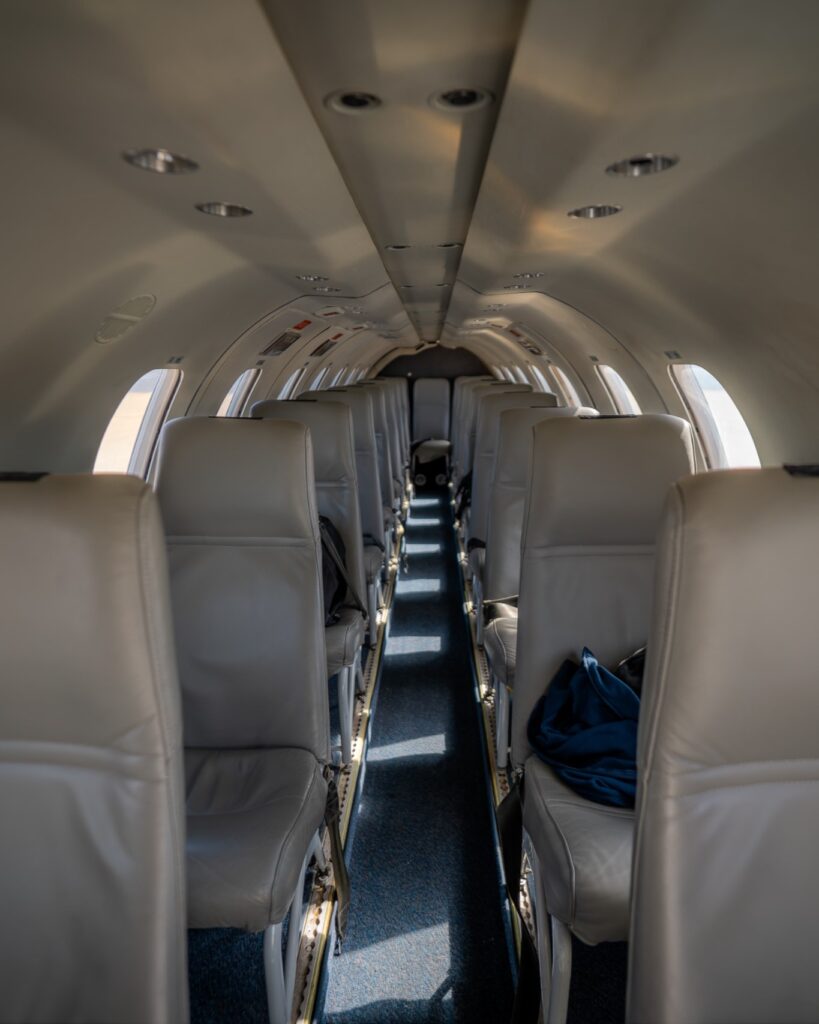 alt="'Vuelos Concordia-Paraná con Humming Airways: interior de un avión Metro 23 con pasajeros durante el vuelo"