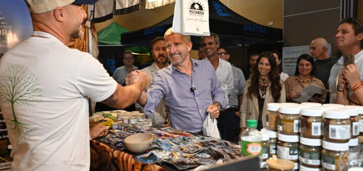 alt="Rogelio Frigerio y, a su izquierda, Francisco Azcué, durante la inauguración de las Jornadas del Clúster del Pecán 2026"