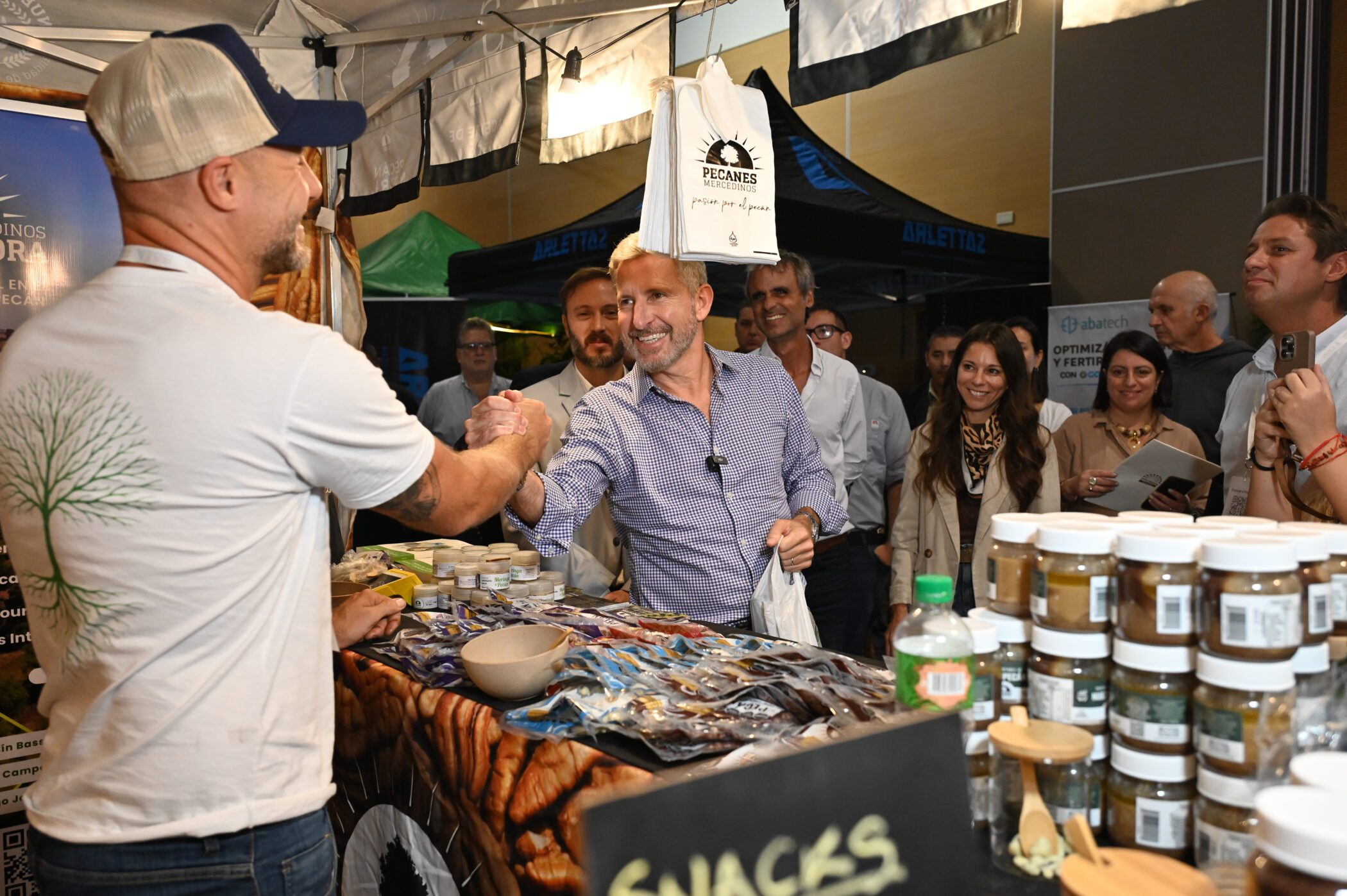 alt="Rogelio Frigerio y, a su izquierda, Francisco Azcué, durante la inauguración de las Jornadas del Clúster del Pecán 2026"