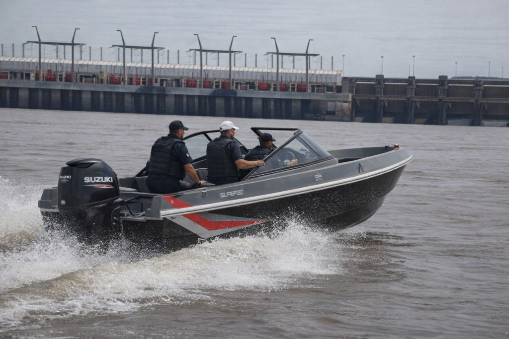 alt="Nueva lancha de fiscalización en Entre Ríos navegando en tareas de control fluvial"