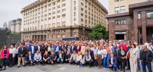 alt="Masiva movilización y reclamo de intendentes por fondos frente al Ministerio de Economía nacional"