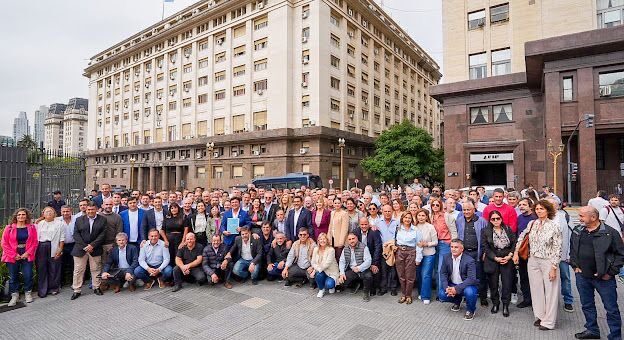 alt="Masiva movilización y reclamo de intendentes por fondos frente al Ministerio de Economía nacional"