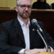 alt="Concejal Mauricio Rey en el recinto del Concejo Deliberante de Concordia hablando sobre la gestión de la Costanera y el transporte al aeropuerto"