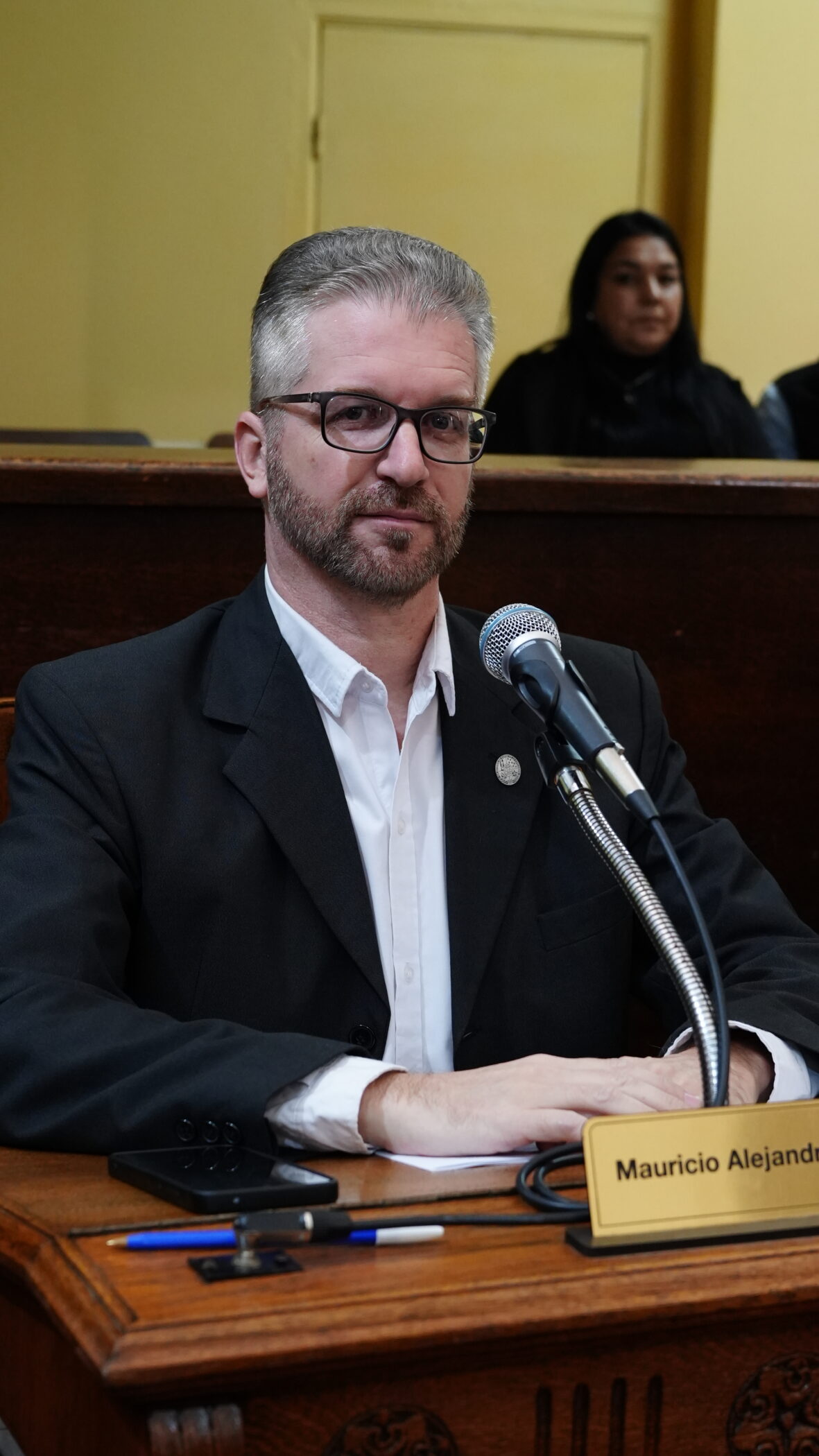 alt="Concejal Mauricio Rey en el recinto del Concejo Deliberante de Concordia hablando sobre la gestión de la Costanera y el transporte al aeropuerto"