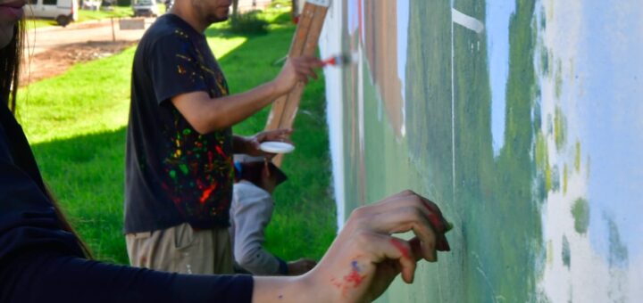 alt="Artistas pintando un mural al aire libre para el Encuentro Provincial de Muralismo en Maciá"