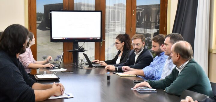 alt="El intendente y funcionarios municipales en la apertura de sobres para obras de pavimentación en Concordia"