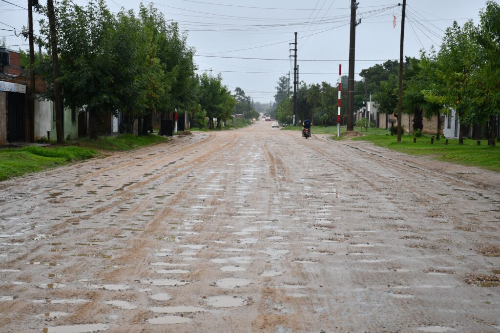 alt="la lluvia vuelvepoceada e intransitable una de las calles contempladas en las obras de pavimentación de Concordia"