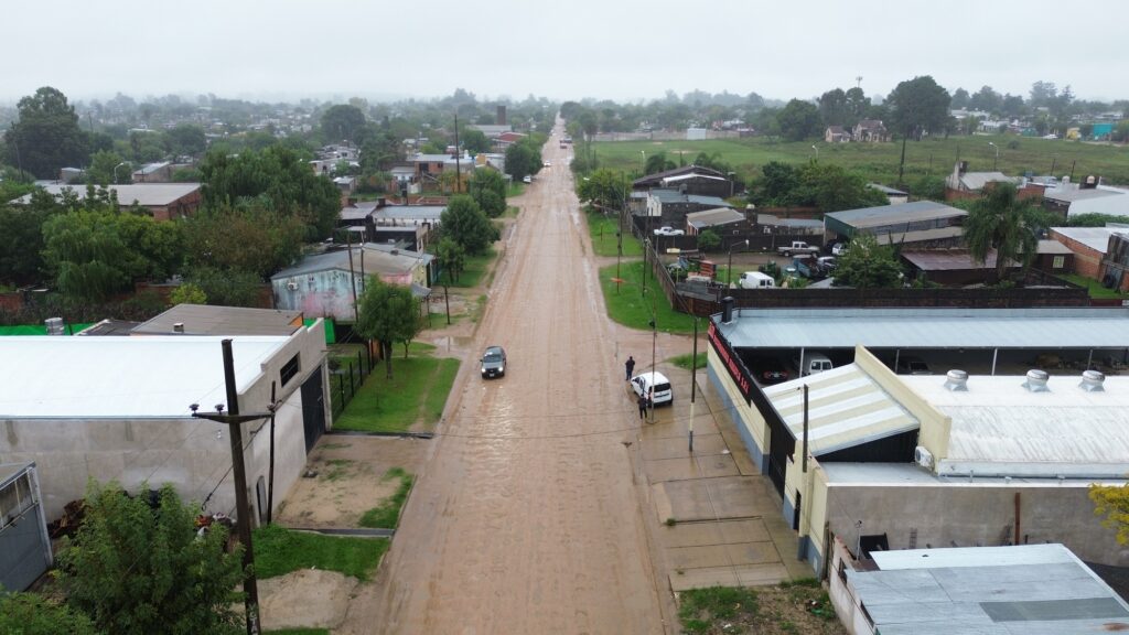 alt="vista aérea de una de las calles incluidas en el plan de obras de pavimentación en Concordia"