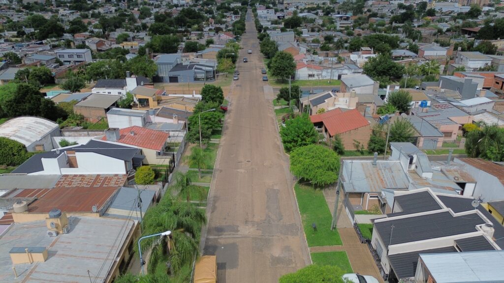 alt="vista aérea de calle Ricardo Rojas en el tramo a repavimentar dentro del total de obras de pavimentación en Concordia licitadas este martes"