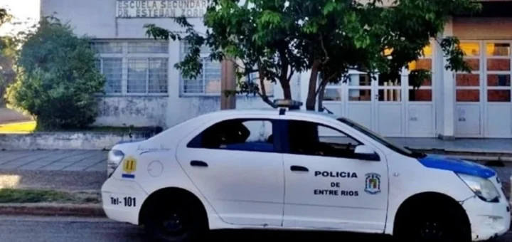 alt="Patrullero policial custodiando escuela en Concordia por amenazas de tiroteos en escuela"