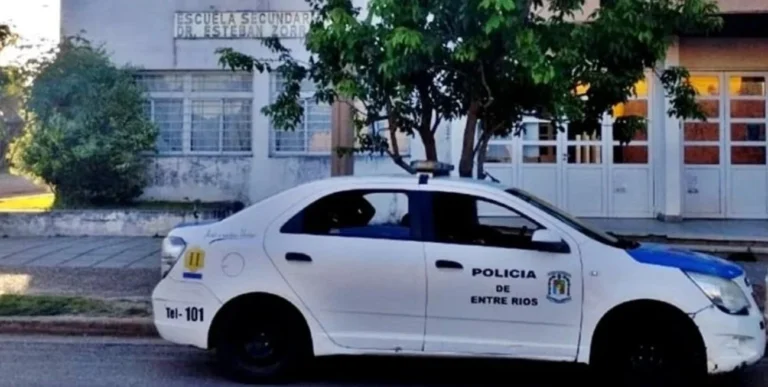 alt="Patrullero policial custodiando escuela en Concordia por amenazas de tiroteos en escuela"