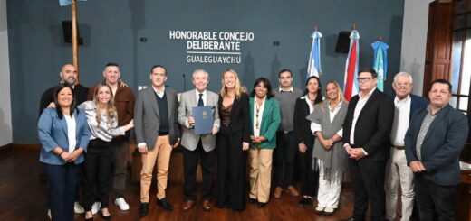 alt="Pipo Pescador en Gualeguaychú posando con concejales y autoridades locales en el recinto del Concejo Deliberante"