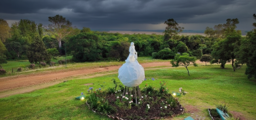 alt="Nubes oscuras sobre el parque San Carlos, con el fonodo del río Uruguay, en Concordia, ante la alerta naranja por tormentas en Entre Ríos"