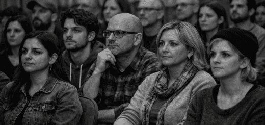 alt="Personas atentas en una charla sobre la prevención del suicidio en Concordia en un auditorio"
