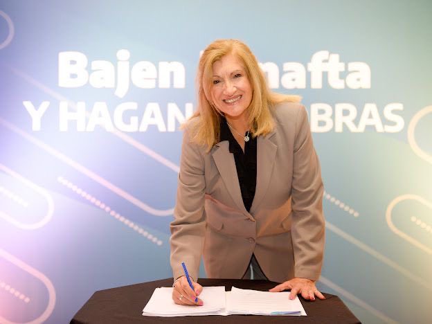 alt="La intendenta Rosario Romero rubrica el documento con el reclamo de intendentes por fondos"